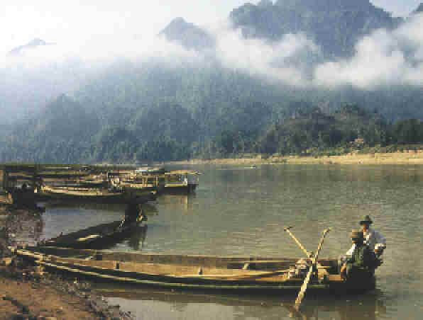 Ferry-man on the Da River near Quynh Nhai